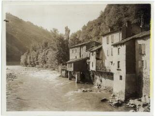 Lacourt (Ariège) : maisons au bord du Salat / J.-E. Auclair photogr. - [entre 1920 et 1950]. - Photographie