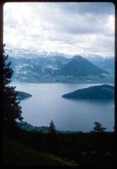 B 7183-7184. Lucerne : tour du pont en bois, coin de la ville. B 7183-7225. Lac des Quatre-Cantons et montagnes environnantes. B 7226-7234. Lucerne : remparts et tours de la Musegg, vieux pont en bois de la Chapelle ("Kapellbrücke").