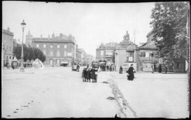 74. Toulouse : place Roguet (faubourg Saint-Cyprien). - Toulouse : maison Labouche frères, [entre 1900 et 1920]. - Photographie