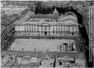 Toulouse : quartier du Capitole : le Capitole / Jean Quéguiner photogr. - Juillet 1976. - Photographie