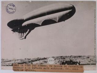 Dans la zone des armées : un ballon de protection servant à la défense anti-aérienne / photographie Trampus, Paris. - 1er octobre 1939. - Photographie
