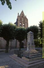 Vue éloignée du clocher-mur avec le monument aux morts au premier plan. - Prise de vue du 22 juin 1998.