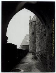 Carcassonne (Aude) : la Cité : sous le passage couvert des Lices hautes / J.-E. Auclair photogr. - [entre 1920 et 1950]. - Photographie