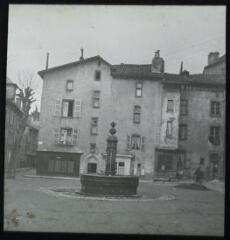 [Aurillac (Cantal)] : fontaine et vieille maison place Saint-Géraud [?]. - [entre 1905 et 1925]. - Photographie
