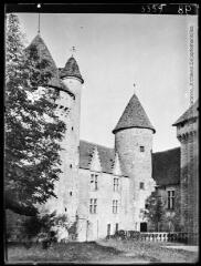 [Dordogne : Salignac-Eyvigues : façade et tours du château du Claud]. - août 1935.