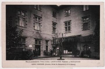 Etablissements typo-litho Labouche frères à Toulouse : cour d'entrée (ancien hôtel de Maleprade XVIe siècle). - [s.l] : [s.n], [entre 1910 et 1940]. - Carte postale