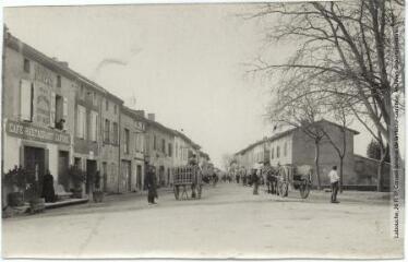 La Haute-Garonne. 1607. Calmont : avenue de Cintegabelle. - Toulouse : phototypie Labouche frères, marque LF au verso, [1918], tampon d'édition du 4 juillet 1924. - Carte postale