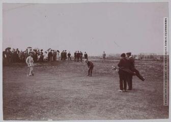 Les sports à Pau. 6. Une grande partie de golf. Plaine de Billère / cliché Ed. Jacques. - Toulouse : maison Labouche frères, [entre 1900 et 1920]. - Photographie