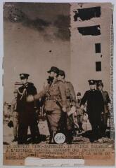 Le conflit sino-japonais : le prince Takamatsu à l'extrême gauche, passant une inspection sur le front de Shanghai près de la gare du Nord / photographie The New York Times (Wide World Photos), Paris. - 16 décembre 1937. - Photographie