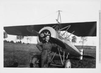 Morane Saulnier P MS 1438 avec un pilote au premier plan.