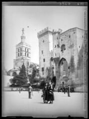 [Avignon : deux femmes sur la place du Palais des Papes]. - mars-avril 1936.