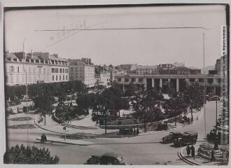 5. Pau : place Georges Clémenceau. - Toulouse : maison Labouche frères, [entre 1920 et 1950]. - Photographie