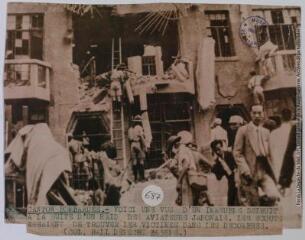 Canton bombardée : voici une vue d'un immeuble détruit à la suite d'un raid des aviateurs japonais. Les scouts essaient de trouver les victimes dans les décombres / photographie Associated Press Photo, Paris. - 28 mai 1938. - Photographie