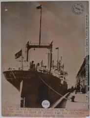 Le rappel des navires allemands : le "Koenigsbergh" retenu dans le port de Québec par les autorités canadiennes / photographie France Presse Voir, Paris. - 7 septembre 1939. - Photographie