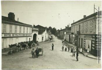 Le Gers. 5. L'Isle-Jourdain : avenue de Toulouse. - Toulouse : phototypie Labouche frères, [entre 1905 et 1925]. - Carte postale
