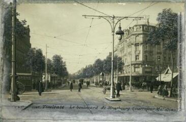2765. Toulouse : le boulevard de Strasbourg (carrefour Matabiau). - Toulouse : maison Labouche frères, [entre 1900 et 1940]. - Photographie