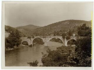 Ganges (Hérault) : pont médiéval du 13e siècle sur l'Hérault dans un paysage de garrigue / J.-E. Auclair photogr. - [entre 1920 et 1950]. - Photographie