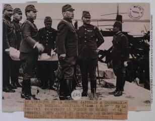 Le ministre de la guerre japonais à Shanghai : voici le général Sugiyana (3ème à partir de la droite) examinant le ponton en ruines où le premier corps japonais débarqua au début des hostilités / photographie Keystone, Paris. - 10 mai 1938. - Photographie