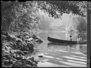 Bords de l'Ariège (Les Bruilhols) : promenade en canoë. - août-septembre 1933.