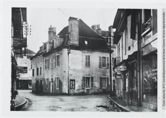 9. Salies-de-Béarn : rues de l'église et Saint-Vincent / [photographie Delpeyrat]. - Toulouse : éditions Labouche frères, [entre 1937 et 1950]. - Photographie