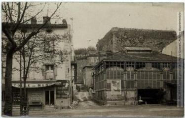 Vallée de l'Aude. 193. Quillan : la halle, le vieux château et le vieux pont / photographie Henri Jansou (1874-1966). - Toulouse : maison Labouche frères, [entre 1918 et 1940]. - Photographie