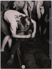[Soldat blessé sur une civière, pris en charge par la Croix-Rouge] / photographie du Ministère de l'Information. - [entre 1944 et 1945]. - Photographie