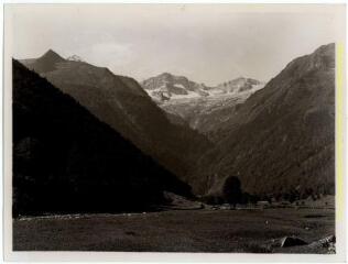 Castillon-de-Larboust : vue générale de la vallée du Lys (au fond, sommets enneigés et cascade d'Enfer) / J.-E. Auclair photogr. - [entre 1920 et 1950]. - Photographie