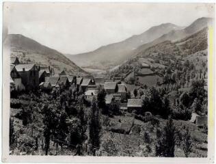 Arrien-en-Bethmale (Ariège) : village et montagnes / J.-E. Auclair photogr. - [entre 1920 et 1950]. - Photographie