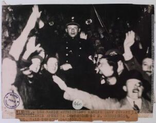 Vienne : les nazis autrichiens manifestent devant la chancellerie après la démission de M. Schussnigg [Schuschnigg] / photographie Fulgur, Paris. - 12 mars 1938. - Photographie