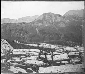 Plateau de l’Orcière, vue sur les chalets de la Taure et les chalets de l’Alp et le pic des Ayes. 2 août 1905.