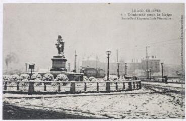 Le Midi en Hiver. 8. Toulouse sous la neige : statue Paul-Riquet et école vétérinaire. - [s.l],[s.n], marque P.B, [entre 1920 et 1950]. - Carte postale
