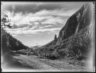 [Ariège : paysage : rocher et ligne électrique]. - [années 1940].