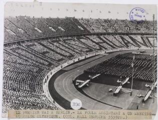 Le Premier Mai à Berlin : la foule assistant à un meeting au stade olympique / photographie Associated Press Photo, Paris. - 2 mai 1938. - Photographie