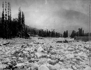 Prairies et routes détruites en amont de Luz par Bastan, [1897].