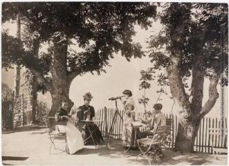 759. Cauterets : groupe Reine Hortense / photographie Henri Jansou (1874-1966). - Toulouse : maison Labouche frères, [entre 1900 et 1920]. - Photographie