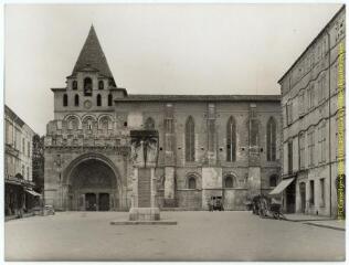Moissac (Tarn-et-Garonne) : église Saint-Pierre (ancienne abbaye) : place de l'église, portail et clocher / J.-E. Auclair photogr. - [entre 1920 et 1950]. - Photographie