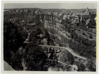 Bozouls (Aveyron) : canyon au fond duquel coule le Dourdou / J.-E. Auclair photogr. - [entre 1920 et 1950]. - Photographie