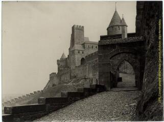 Carcassonne (Aude) : la Cité à la porte d'Aude : côté extérieur / J.-E. Auclair photogr. - [entre 1920 et 1950]. - Photographie