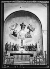 [Intérieur d'une église : autel avec statue de la Vierge à l'Enfant et peinture murale de l'Assomption de la Vierge]. - [fin des années 1920-1940].