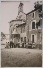Aude. 779. Montredon[-des-Corbières] : place de l'Eglise et l'église / photographie Henri Jansou (1874-1966). - Toulouse : maison Labouche frères, [entre 1900 et 1920]. - Photographie
