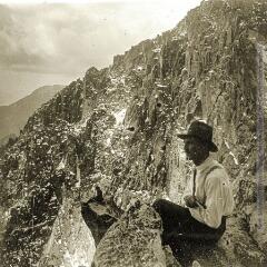 Aneto, brèche des Tempêtes : portrait de Jean Sabadie (en chemise) assis au premier plan sur un rocher, un guide assis plus loin au second plan.