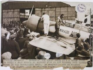 L'avion japonais "Kamikaze" qui était parti il y a trois jours de Tokyo a fait escale au Bourget d'où il est reparti pour Londres au terme de son merveilleux raid / photographie Mondial Photo-Presse, Paris [copyright BNF]. - [avant le 10 avril 1937]. - Photographie