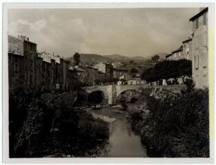 Lodève (Hérault) : village et pont sur la Soulondre / J.-E. Auclair photogr. - [entre 1920 et 1950]. - Photographie