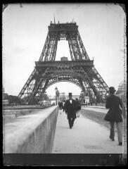 Boîte 242. Paris : la tour Eiffel. - 1888. - Photographie.