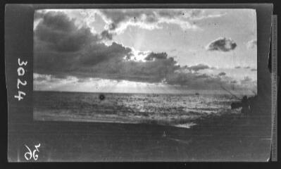 Coucher de soleil sur la plage du Boucau / cliché Henri Gaussen. - 25-29 septembre 1927.