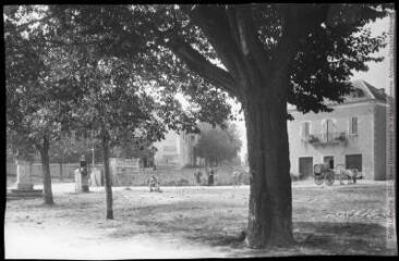 Le Gers. 6. Jegun : place de la Bascule. - Toulouse : phototypie Labouche frères, [entre 1918 et 1937], tampon d'édition du 30 novembre 1925. - Carte postale