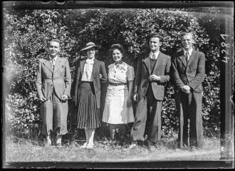 [Portrait d'un groupe de cinq personnes (famille Gaussen ou amis)]. - [années 1940].
