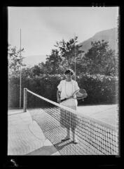 [Ariège, Foix : propriété des Bruilhols. Portrait de Jeanne Gaussen sur le court de tennis]. - [années 1930].