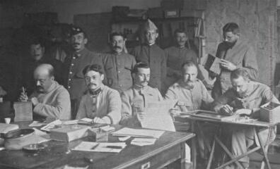 19.1916 (20.8). Henri Gaussen prisonnier à Weilburg die Lahn (au centre, avec lorgnons) - Allemagne.