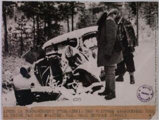Après le bombardement d'Helsinki : des voitures abandonnées sous la neige par les évacués / photographie Trampus, Paris. - 11 décembre 1939. - Photographie